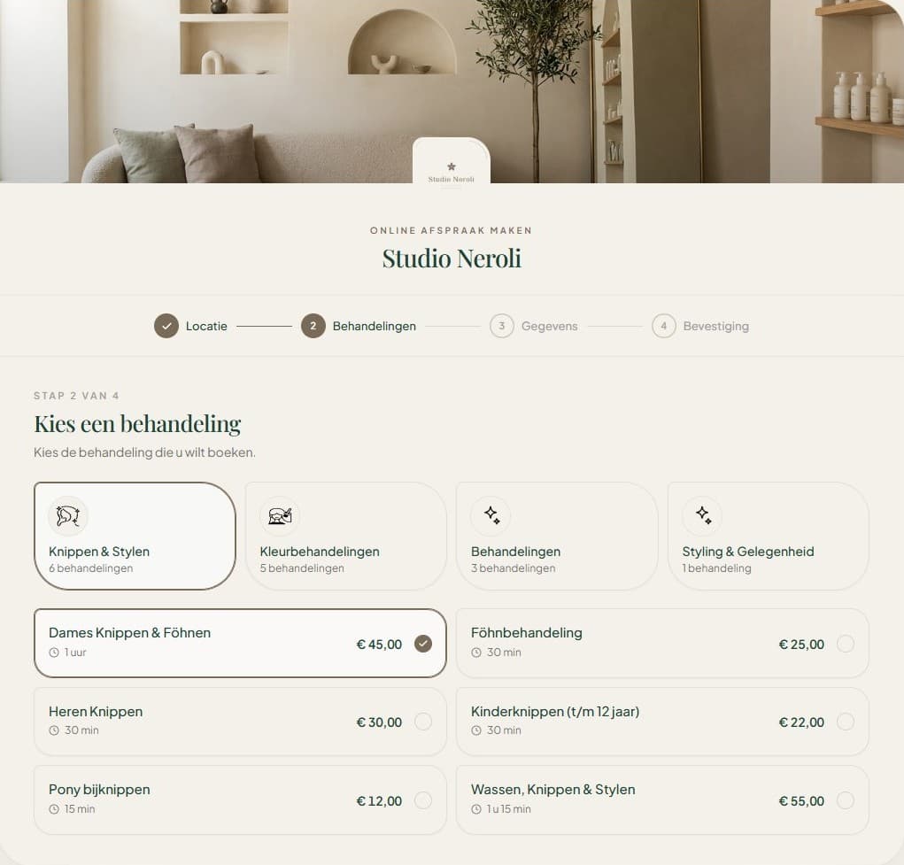 De boekingspagina van Studio Neroli op het eigen domein van de salon: stap 2 van 4, een behandeling kiezen, volledig in de huisstijl van de salon